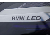 【LEDヘッドライト】先進のテクノロジーを採用し、照射される白色光の周波特性は太陽に近く、自然な明るさで夜道を明確に照らし出します。夜間はもちろん悪天候の日中でも優れた視認性を発揮し、安全性を高めます。