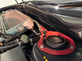 【STIタワーバー】お車の剛性を高めるタワーバーを装備。よりスムーズなコーナリング走行が可能となり、走りも楽しめます。