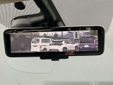 インテリジェントルームミラー。車両後方のカメラ映像をミラー面に映し出すため、車内の状況や天候などに影響されずいつでもクリアな後方の視界が得られます。