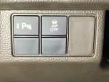 VSA装備車です。VSAはドライバーの操作と車の動きを見守っています。もし車の挙動が乱れたとき、4輪別々にブレーキをかけたり、エンジンパワーをしぼることによって車を安定させます。
