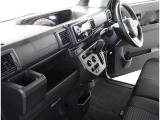 高いホールド性で運転姿勢が安定します。長距離ドライブでも疲れにくいのが魅力です。快適なドライビングライフをお送りください♪