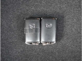 【スマートキー】鍵を持っているボタンを押すだけでエンジン始動。ドアの施錠もボタンを押すだけ。鍵は無くさない様にポケットに入れたまま。
