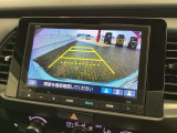 リバースギアに入れるだけで後方の表示へ切り替わります。夜間や雨の日の駐車も楽になりますよ。