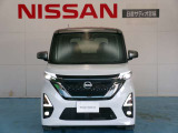 白色光で遠方まで明るく照らしだし、ナイトドライブでの安全運転をサポート