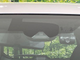 【エマージェンシーブレーキ】走行中に前方の車両等を認識し、衝突しそうな時は警報とブレーキで衝突回避と被害軽減をアシスト。より安全にドライブをお楽しみいただけます。