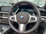 【ハンドル】ドライバーとBMW車の一体感がダイレクトに伝わるステアリングホイール。形状・太さへの拘りに加えて、操作性を高める為にスイッチ類も配置。クイックかつ安定のドライビングを体感下さい!