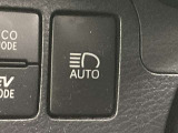 対向車がいないとき、見通しの悪い道路は暗くて怖いですよね。。。こちらのクルマはオートマチックハイビーム搭載です!対向車の有無で自動でハイ・ロウビームに切り替えます。
