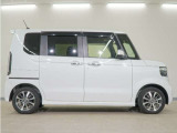 リアには左右スライドドアを採用。狭い駐車場でも開閉しやすく、強風の日でもドアが煽られにくくなっております。小さなお子さまやご年配の方も安心して乗り降りできます。
