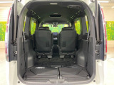 普段のお買い物や通勤、送迎等に十分な荷室スペースを確保しております。セカンドシートを倒すと、大きな荷物の積載も可能です♪