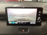 【バックカメラ】運転が苦手な方も車庫入れラクラクです!ギアをリバースに入れれば自動的に切り換わりますので、面倒な操作は不要です♪狭い駐車場もお車を傷つけず安心ですね!