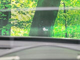 【ヘッドアップディスプレイ】現在の速度や走行情報をデジタル表示で運転席前方のガラスに投影!運転中、目線をずらさず必要な情報を確認できるのでとっても便利で安心!