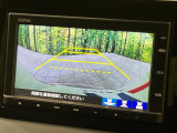 【バックカメラ】駐車時に後方がリアルタイム映像で確認できます。大型商業施設や立体駐車場での駐車時や、夜間のバック時に大活躍!運転スキルに関わらず、今や必須となった装備のひとつです!