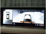 パノラミックビューモニター。車両を上から見たような映像を表示。運転席から目視しにくい車両周囲の状況をリアルタイムで確認できます。