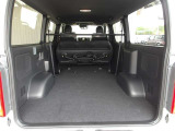 後席シートを使用しないときは格納すれば、バンの魅力である荷室空間を最大限に活用することが出来ます!車中泊やトランポなどといった使い方も可能です!