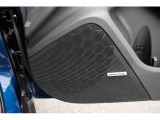 車両独自の音響特性に合わせてスピーカーの配置や出力が最適化されており、どの席に座ってもバランスの良い音楽を楽しめます。ハーマンカードンサウンドシステム搭載!
