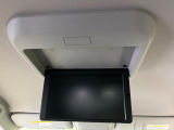 【フリップダウンモニター】大画面モニターで後席でもエンタメをお楽しみいただけます。小さなお子様にも大人気の装備です♪