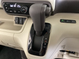 CVT車のセレクトレバーです。低速から高速まで、変速ショックのないスムーズな走りを実現するとともに、エンジン効率のよい領域を維持することで燃費にも貢献します。
