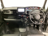 車内は光触媒抗菌消臭施工済です。スタイリッシュなデザインでスポーティなインパネ周りを演出します。グローブボックスやカップホルダーのほかにトレーなどたくさんの収納スペースが付いています。