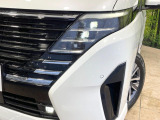 【LEDヘッドライト】悪天候や夜間走行時も良好な視界を確保し安心して運転できる高輝度LEDヘッドライトを装備!点灯速度が早く、消費電力も抑えられています。