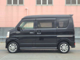 純正アルミで全体的にデザインがまとまっています。車も人も、オシャレはまずは足元からですね。