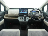 ◆視界広々で非常に運転しやすくロングドライブでも疲れを感じさせないすっきりとまとまったインパネ周りです。