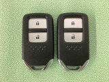 スマートキーを装備しています。鍵を差し込むことなくドアロックの開け閉めと、スタートボタン操作でのエンジンスタートができます。スペアキーも同じものを用意しております。
