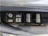 パワーウィンドウのスイッチですよ。 運転席に居ながら窓を開け閉めのコントロールできますよ。 ロック機能で、子供がイタズラして窓を開けるという事も無くなりますよ。