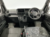 【インパネ】運転のしやすさを最優先に設計された見晴らしの良いフロントビュー。車両間隔が掴みやすく狭い道でも安心♪「安全」と「品質」を最優先に、安心してお乗りいただけるクルマを提供いたします。