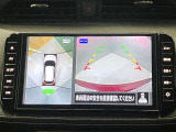【アラウンドビューモニター】車を上から見下ろしているかのような映像で周囲の状況がひと目で確認、狭い駐車場に駐車するときも安心です♪