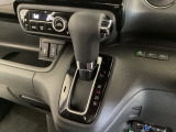 CVT車のセレクトレバーです。低速から高速まで、変速ショックのないスムーズな走りを実現するとともに、エンジン効率のよい領域を維持することで燃費にも貢献します。