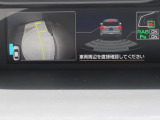 バック時に、バックソナーと運転席から死角になりやすい左前タイヤ付近をモニターできるサイドビューモニターが起動し、状況を表示いたします