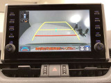 こちらのバックカメラは画面にラインが表示されておりますので、バック時のクルマの進行方向の目安になります。より高いレベルで車庫入れをサポートする、便利な機能ですね。