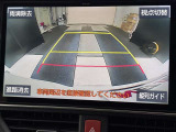 こちらのバックカメラは画面にラインが表示されておりますので、バック時のクルマの進行方向の目安になります。より高いレベルで車庫入れをサポートする、便利な機能ですね。