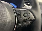 ステアリングスイッチ付きで、運転中に視線を前に向けたまま操作できます。