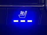 【シートベンチレーション】夏場は涼しい風でお尻や背中の熱やムレを防ぎ、冬はエアコンよりも早く温まってポカポカに!季節を問わず快適に過ごせます。