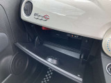 車検証や貴重品、小物を収納できます。