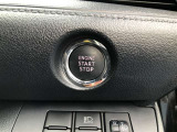 エンジンスタートスイッチです。キーが車内にあれば、エンジンの始動や停止はスイッチを押すだけ!キーを取り出す手間を省き、ワンプッシュで操作できるので簡単でスムーズです。