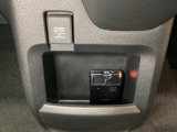 アクセサリーソケットはUSBのアダプターなどをつければ、スマホの充電にも使えます。周辺には物が置けるボックスがついています。