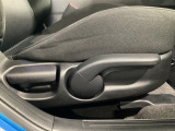 運転席にはドライバーの体型や好みに応じて前後方向だけでなく、高さの調整ができるシートリフターを装備!