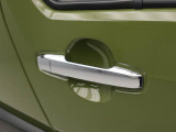 電子キーをカバンやポケットに持っていれば、ドアハンドルやバックドアに付いているボタンを押すだけでドアの開閉ができます。手が塞がっている時、カバンの中からカギを探す必要がありません。