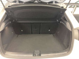 ゆったりとしたトランクルームでございます。たくさんのお荷物の車載が可能でございます。