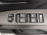 運転席側には 集中スイッチ(全ドアを操作するスイッチ) があり、運転席から乗員全員分の窓をコントロールできます。
