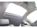 サンルーフ装備のお車です!晴天時に開放して、ドライブをより一層楽しむことが出来ます!