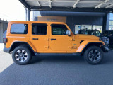【ホイールアーチ】台形ホイールアーチはJeep伝統のデザインです。採用している理由は諸説ありますが、オフロードを走行する際にタイヤとボディが干渉しあわないよう配慮した作りにするためとなります。