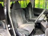 運転席まわりには十分なスペースがあり、大柄な方でもゆったり運転していただける環境です。