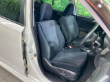 運転席まわりには十分なスペースがあり、大柄な方でもゆったり運転していただける環境です。