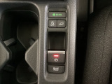 セレクトレバーの下に電子制御パーキングブレーキがあります。スイッチひとつで、停車した地点の傾斜などをシステムが検知・判断してブレーキ力を自動的に最適制御し、しっかり停車できるパーキングシステムです。