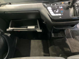車検証入れになどにも使える便利な収納BOXあります。