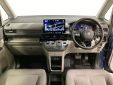 車内は光触媒抗菌消臭施工済です。スタイリッシュなデザインでスポーティなインパネ周りを演出します。グローブボックスやカップホルダーのほかにトレーなどたくさんの収納スペースが付いています。