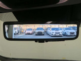 車両後方の視界をクリアに映し出す「デジタルインナーミラー」搭載です。